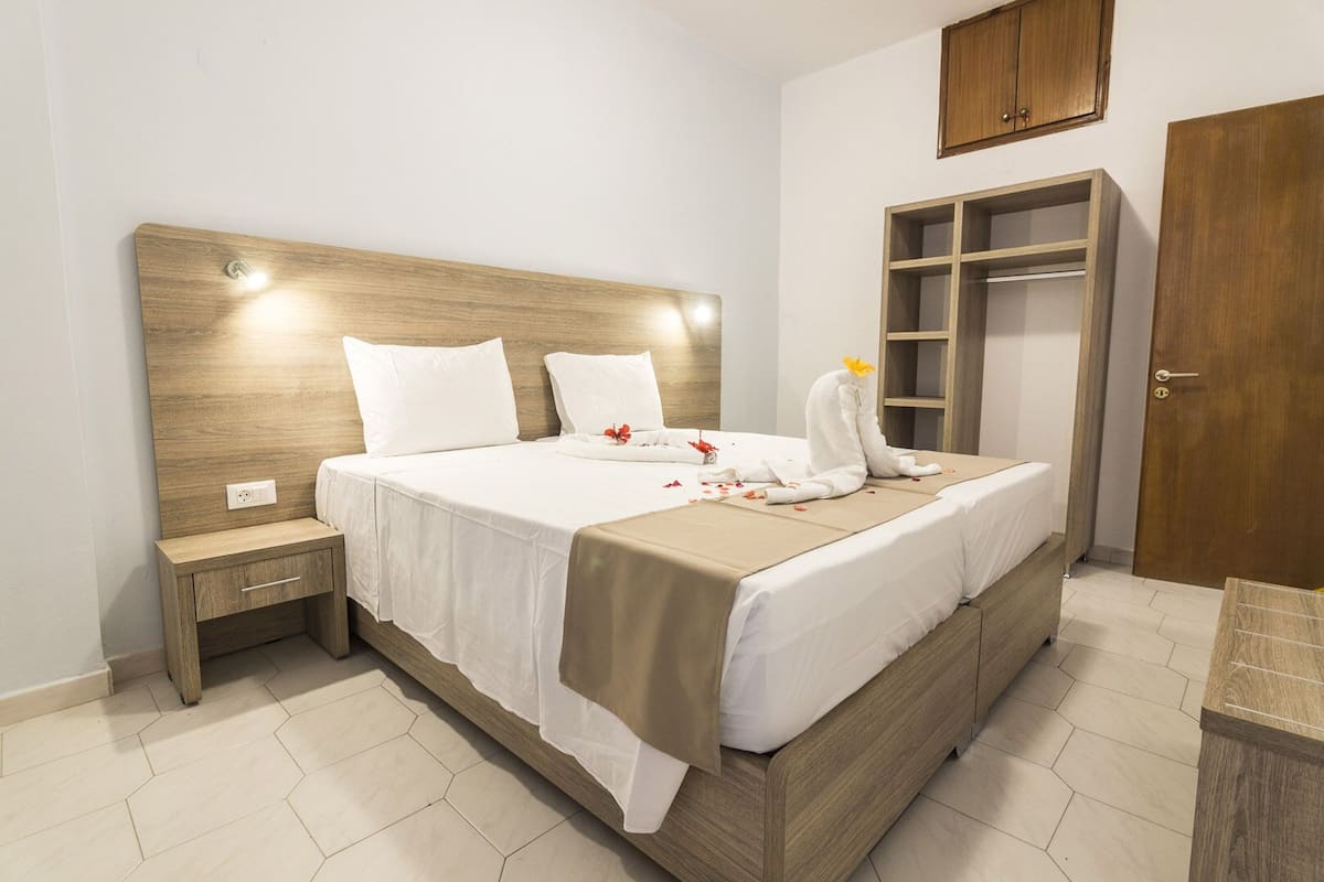 Family Deluxe Quadruple Room, 2 Bedrooms | 3 多间卧室、熨斗/熨衣板、免费 WiFi、床单