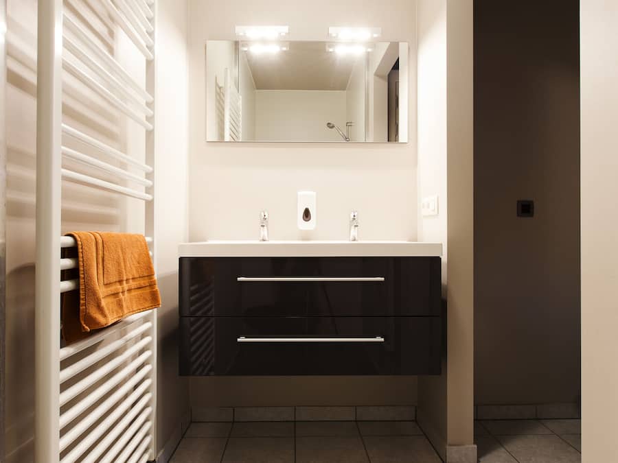 Ducha, artículos de tocador ecológicos, secador de pelo, toallas