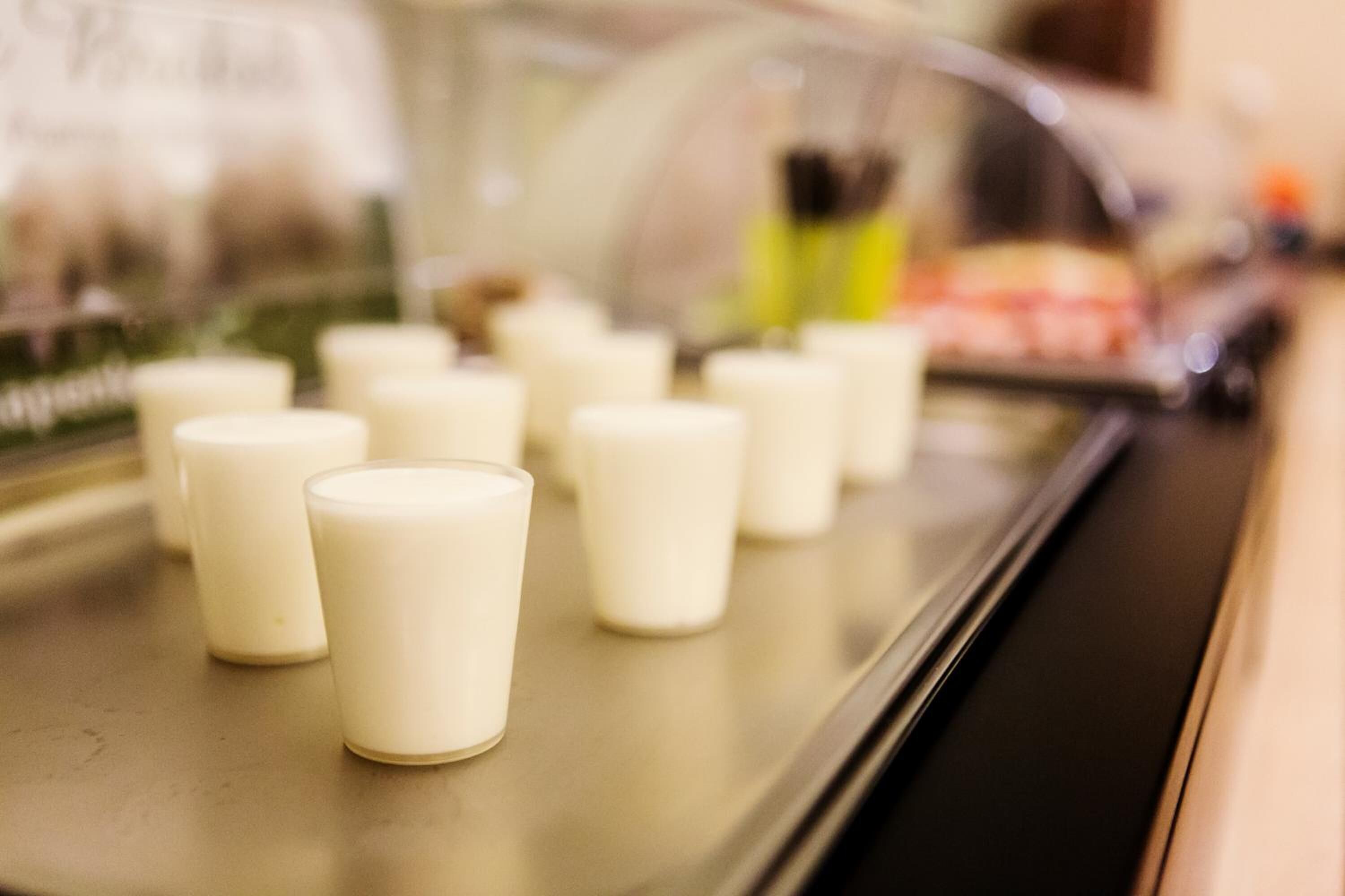 Varias velas blancas sobre una bandeja.