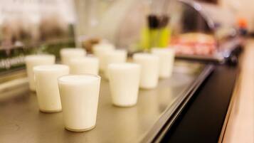 Varias velas blancas sobre una bandeja.