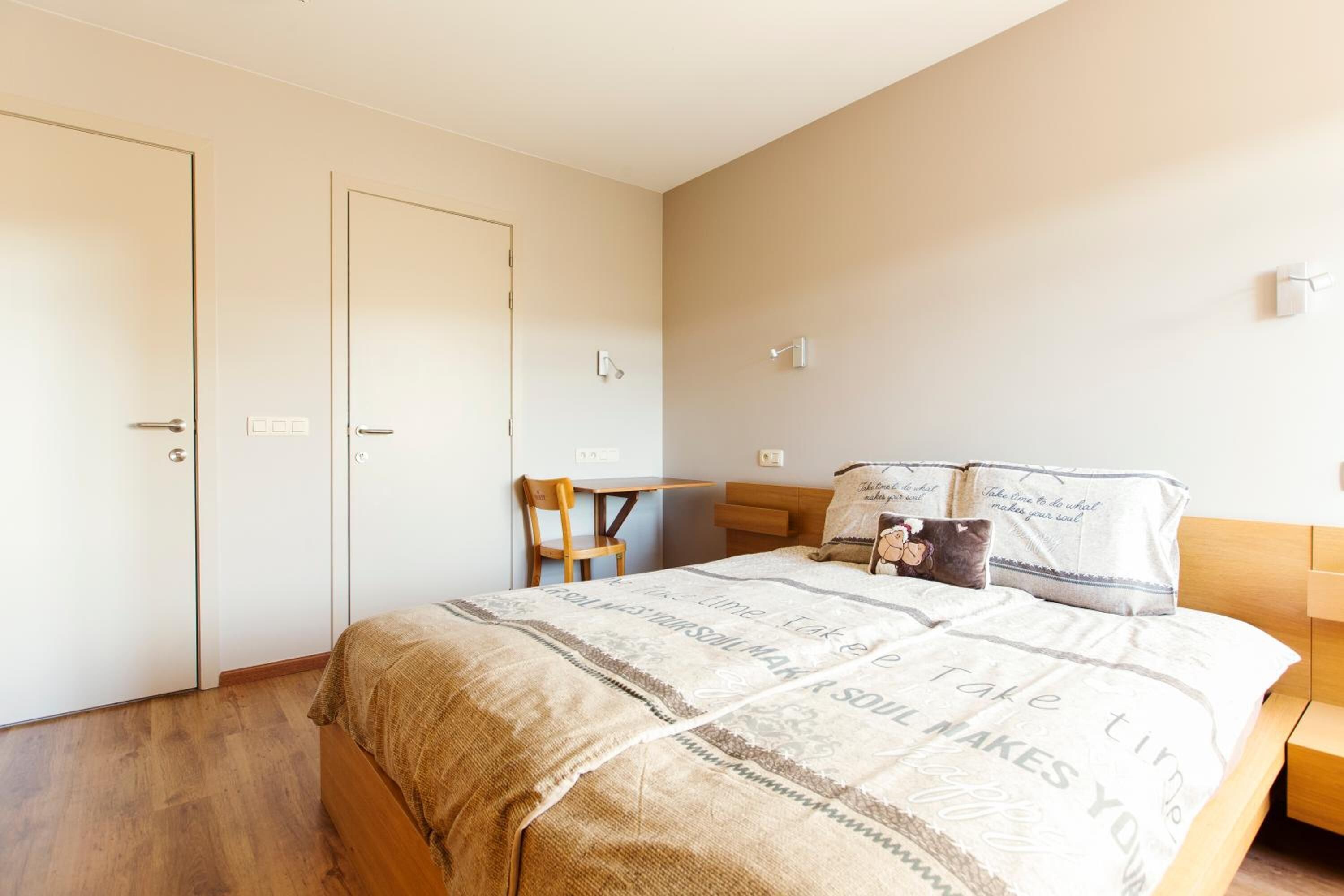 Desk, soundproofing, cots/infant beds, free WiFi