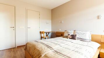 Desk, soundproofing, cots/infant beds, free WiFi