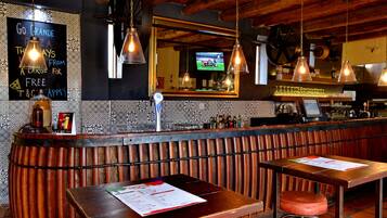 2 restaurantes; se sirve desayuno, almuerzo y cena; cocina internacional