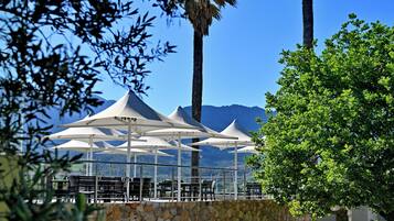 2 restaurantes; se sirve desayuno, almuerzo y cena; cocina internacional