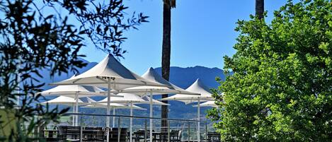 2 restaurants, breakfast, lunch, dinner served; international cuisine