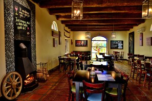 2 restaurantes; se sirven desayunos, comidas y cenas