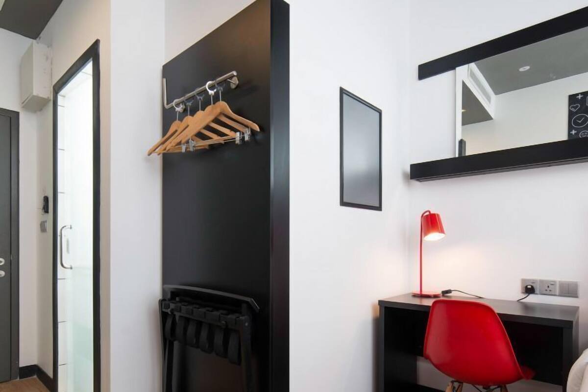 Caja fuerte, escritorio, cortinas opacas y wifi gratis