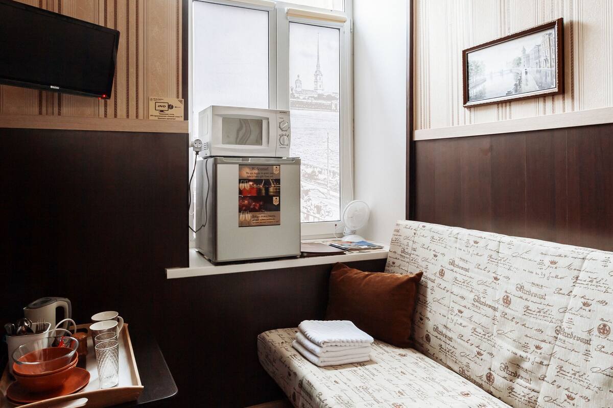 Habitación económica | Ropa de cama hipoalergénica y caja de seguridad en la habitación