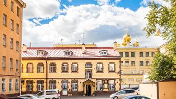 Vista frontal de la propiedad