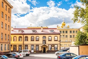 Vista frontal de la propiedad