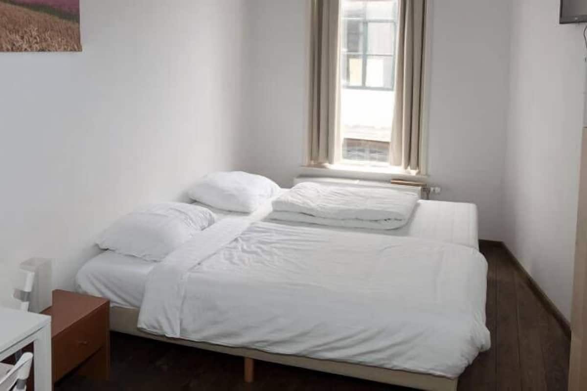 Minibar, kostenlose Babybetten, Zustellbetten, kostenloses WLAN