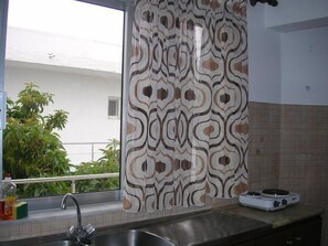 Refrigerador, placa de cocina, cafetera/tetera, tetera/pava eléctrica