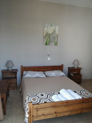 スタジオ バルコニー | 高級寝具、デスク、アイロン / アイロン台、可動式ベッド