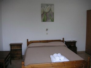 Roupas de cama premium, escrivaninha, ferros/tábuas de passar roupa
