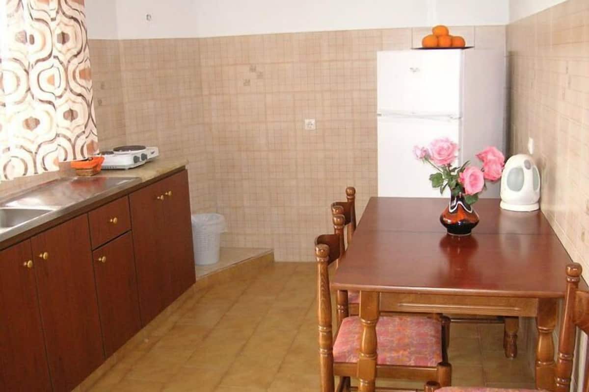 Fridge, stovetop, coffee/tea maker, electric kettle