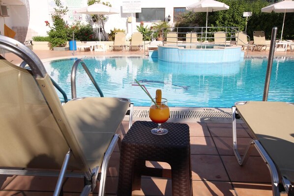 Piscina externa sazonal, guarda-sóis, espreguiçadeiras