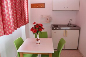 Basic-Dreibettzimmer | Eigene Kochnische