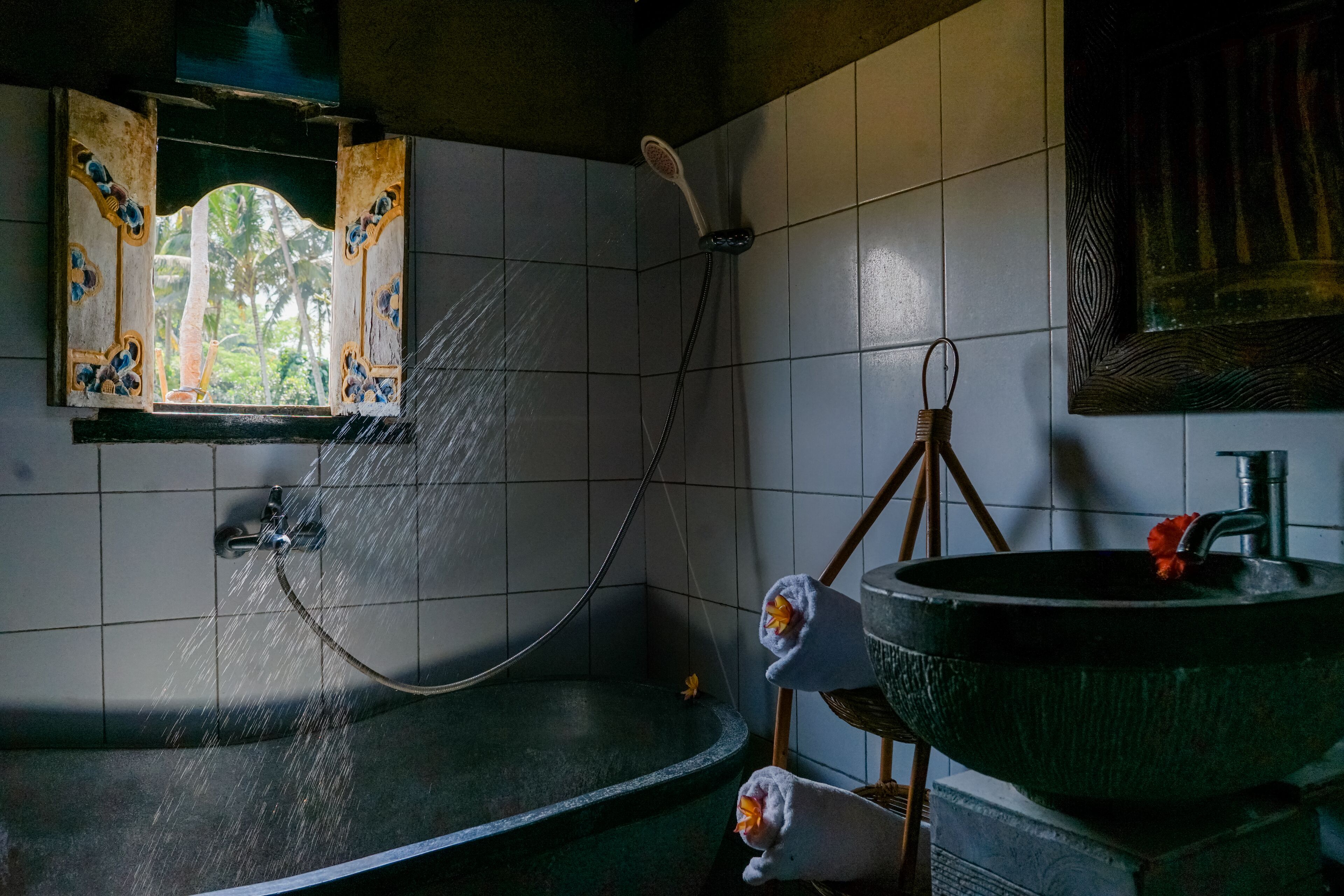 panoramic bungalow | bathroom | combined shower/bathtub, free toiletries, hair dryer, bathrobes
