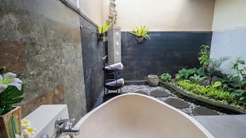 Bañera con ducha, artículos de tocador gratuitos, secador de pelo, batas