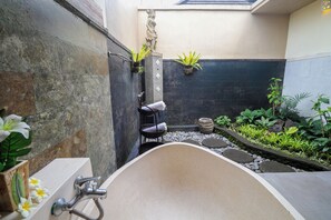 Biệt thự | Phòng tắm | Vòi sen/bồn tắm kết hợp, đồ dùng nhà tắm miễn phí, máy sấy tóc 