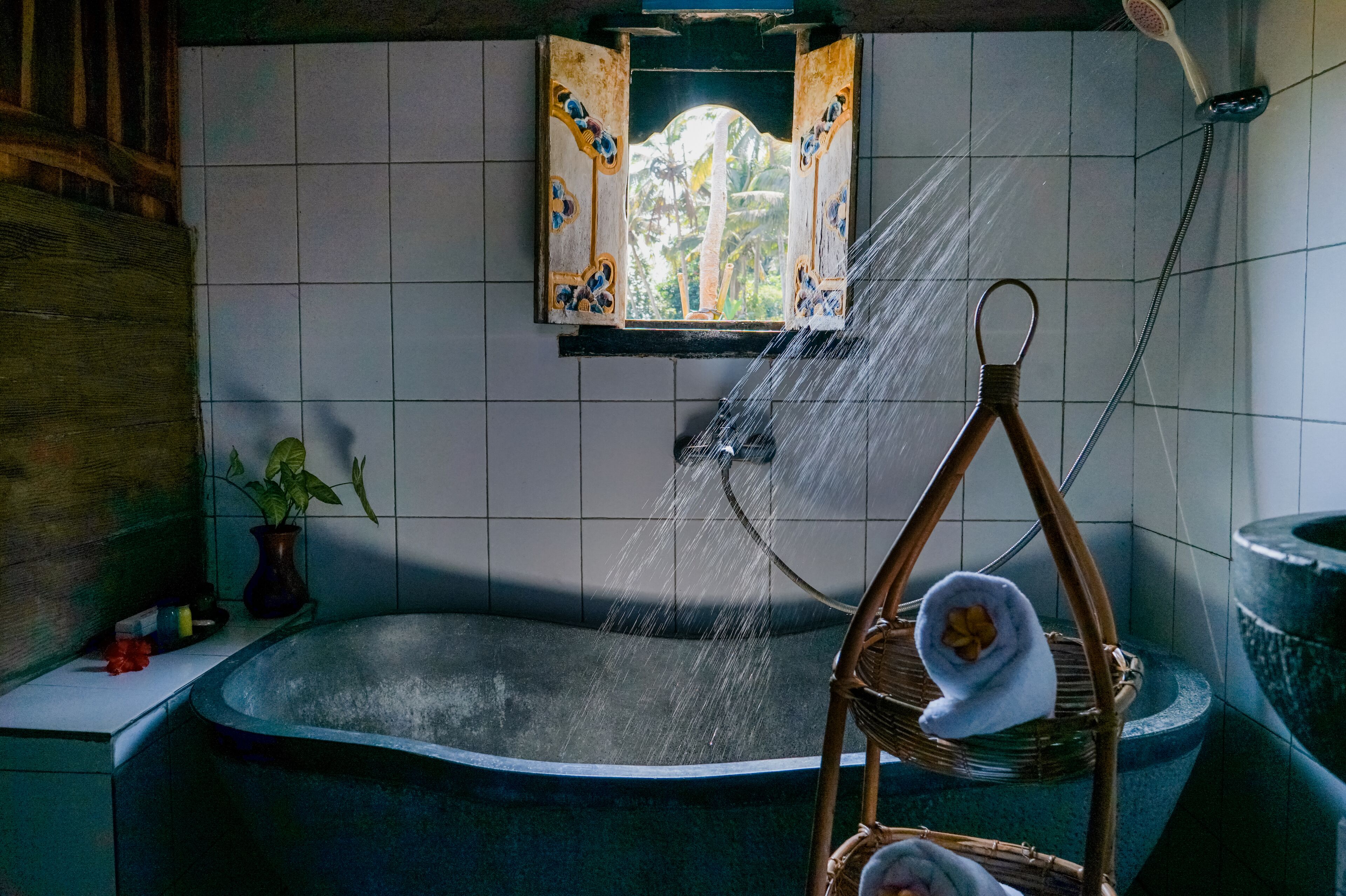 Een bad/douchecombinatie, gratis toiletartikelen, een haardroger