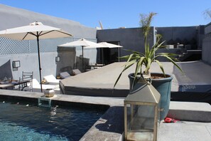 Outdoor pool, pool umbrellas, sun loungers - Riad Luxe 40 (Marrakech)