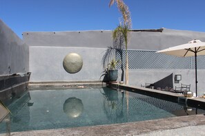 Outdoor pool, pool umbrellas, pool loungers - Riad Luxe 40 (Marrakech)