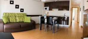 غرفة المعيشة | تلفزيون بشاشة مسطحة