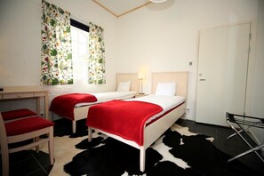 Twin Room | Meja, langsir/tirai gelap terus, Wi-fi percuma, cadar katil 