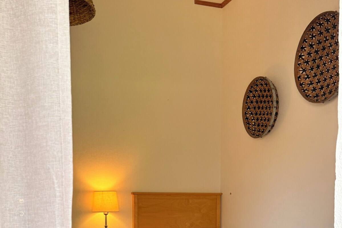 Room | Desk, rollaway beds (surcharge), WiFi (free), bed sheets