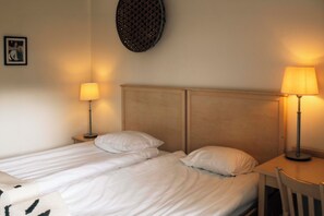 Twin Room | Desk, rollaway beds (surcharge), WiFi (free), bed sheets - Wapnö Gårdshotell (Halmstad)