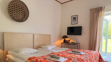 Escritorio, cortinas blackout, wifi gratis y ropa de cama