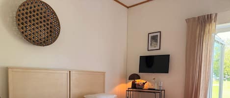 Habitación con 2 camas individuales | Escritorio, cortinas blackout, wifi gratis y ropa de cama