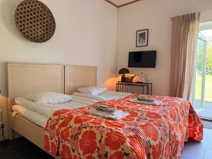 ห้องทวิน | โต๊ะทำงาน, ผ้าม่านกันแสง, Wi-Fi ฟรี, ผ้าปูที่นอน