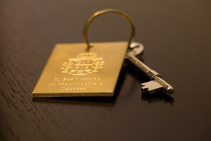 A gold-colored key with a keyring and a tag that reads "D. S. S. S. S. S. S. S. S. S. S. S. S. S. S. S. S. S. S. S. S. S. S. S. S. S. S. S. S. S. S. S. S. S. S. S. S. S. S. S. S. S. S. S. S. S. S. S. S. S. S. S. S. S. S. S. S. S. S. S. S. S. S. S. S. S. S. S. S. S. S. S. S. S. S. S. S. S. S. S. S. S. S. S. S. S. S. S. S. S. S. S - Solar Dos Cáceres (Fornos de Algodres)