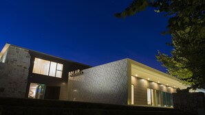 Un edificio moderno con fachada de piedra y un letrero que dice "SOLARES".