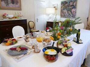 Free daily buffet breakfast