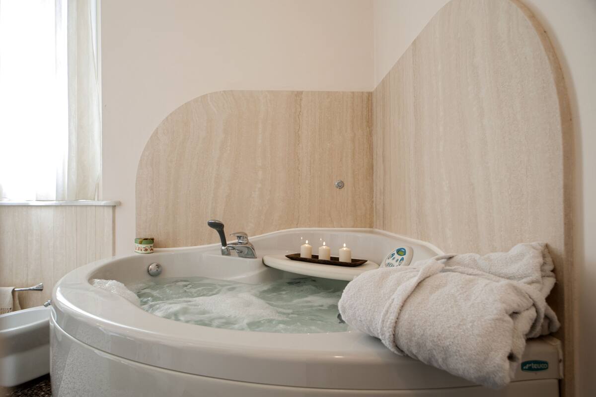 Deluxe Suite, Ensuite | Jetted bathtub