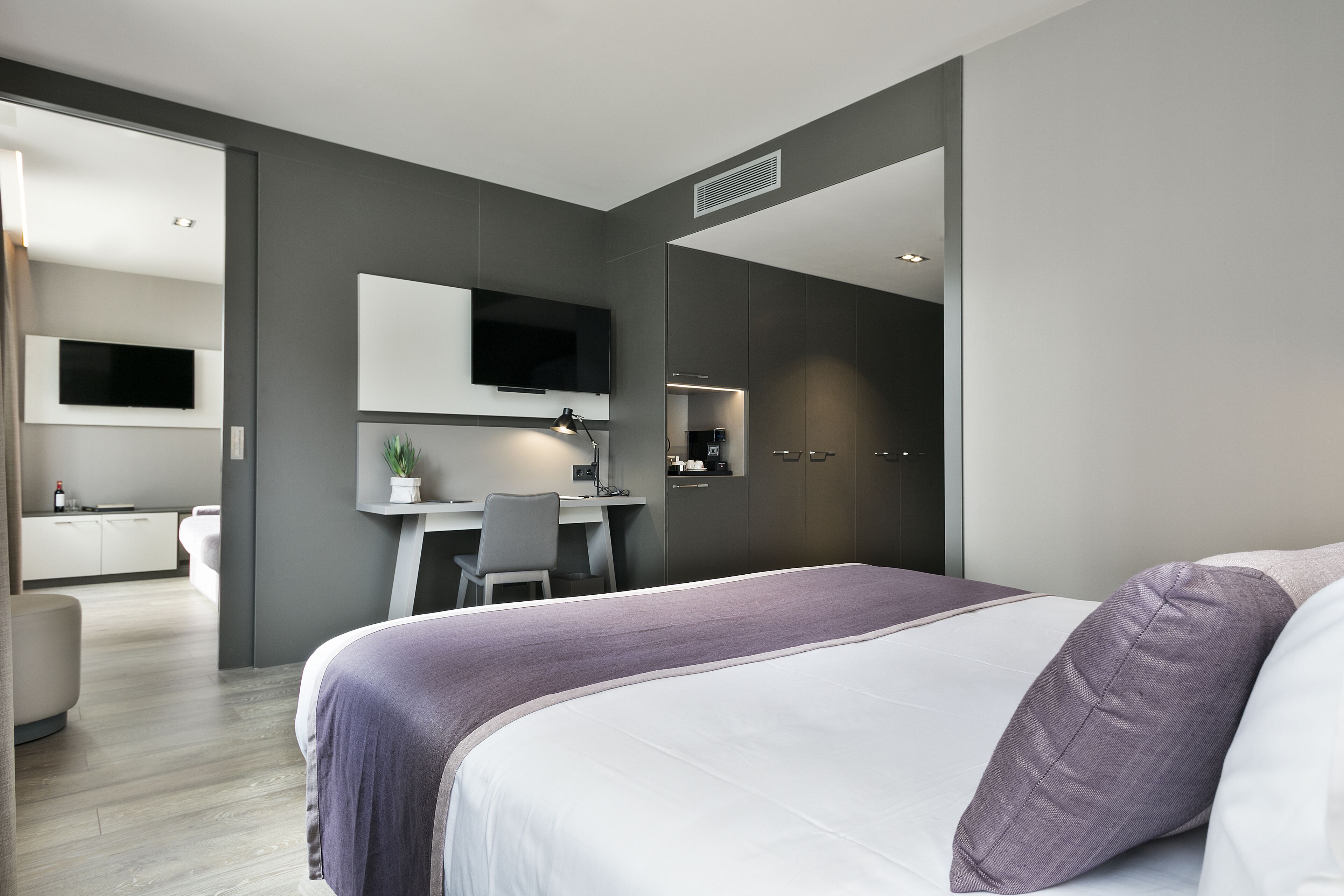 1 bedroom, premium bedding, down duvets, minibar