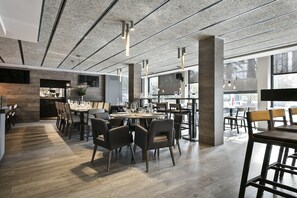 Dîner et souper servis sur place, cuisine locale