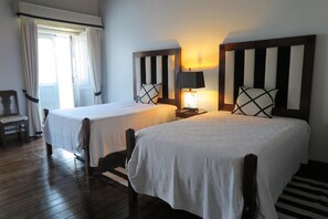 Kamar Twin Superior | Selimut bulu angsa dan didekorasi berbeda-beda