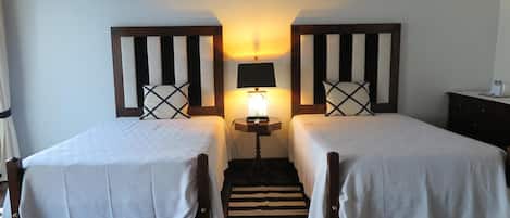 Chambre Supérieure avec lits jumeaux | Couette en duvet d'oie, décoration personnalisée