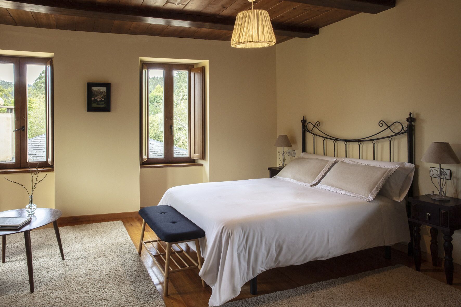 مكتب وستائر تعتيم وواي فاي مجانًا وملاءات أسرّة