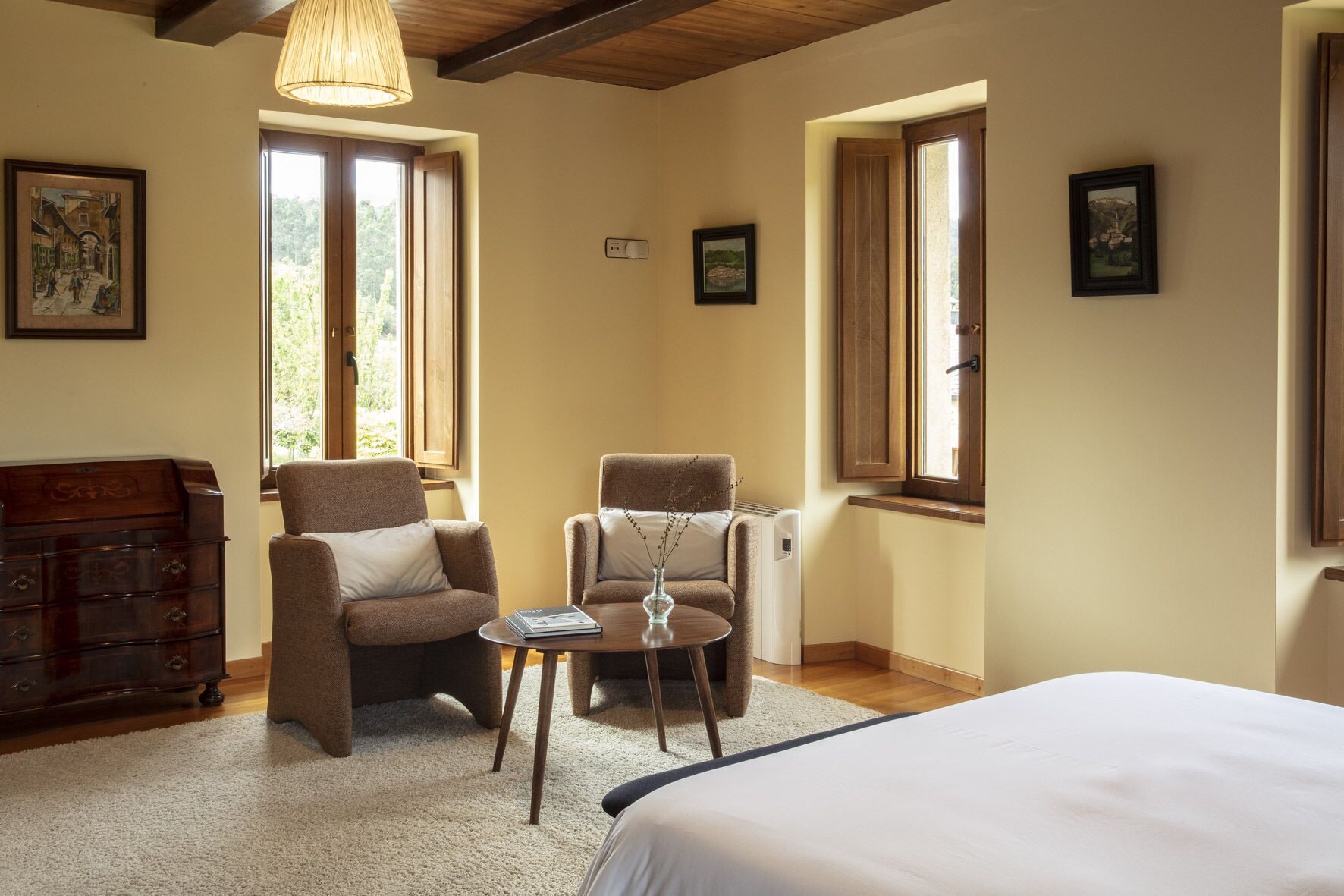 Een bureau, verduisterende gordijnen, gratis wifi, beddengoed