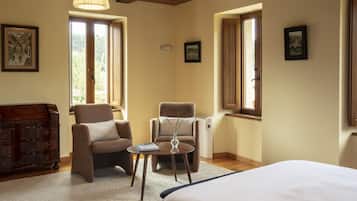 Een bureau, verduisterende gordijnen, gratis wifi, beddengoed