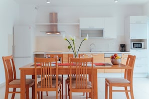 Apartment, 2 Bedrooms, Balcony, Sea View | In-room dining