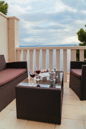 Apartamento superior, 2 quartos, sacada, vista para o mar | Terraço/pátio