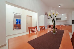 Superior Apartment, 2 Bedrooms, Balcony, Sea View | In-room dining