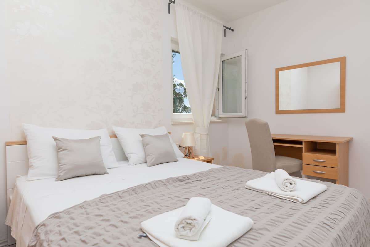 Appartement | Luxe beddengoed, een kluis op de kamer, een bureau