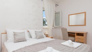 Apartemen | Seprai premium, brankas, meja kerja, dan setrika/meja setrika